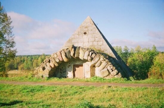 Pyramídy ako stavby na skladovanie plodín a potravín.